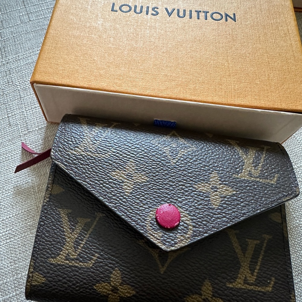 LOUIS VUITTON VICTORINE WALLET - great condition!